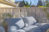 Bright & Stylish Coastal Retreat in Marblehead Historic Center w Parking! - Wi-Fi