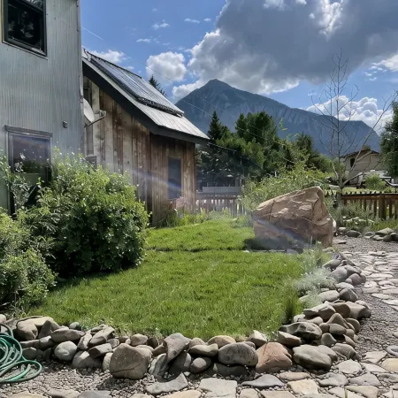 Centrally located, Quiet Neighborhood, 3 Minute Walk to Restaurants and Shops ✨