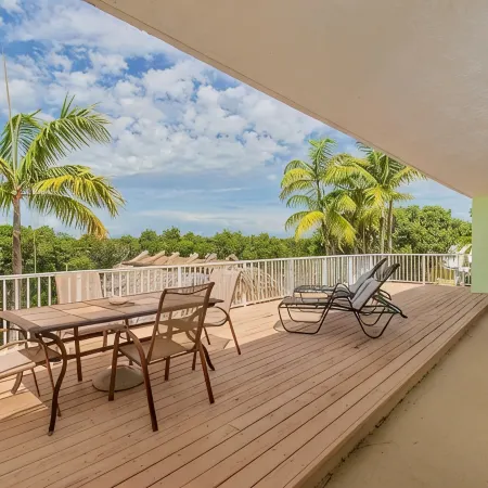 Islamorada Boaters Paradise with 70' Dock and private beach access..