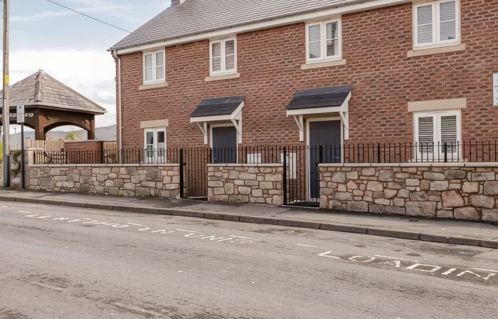 Modern Property in Town Centre Location With Parking