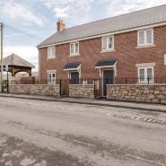 Modern Property in Town Centre Location With Parking