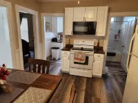Very spacious, clean, and comfortable first floor unit. Close to major highway! - Homestays