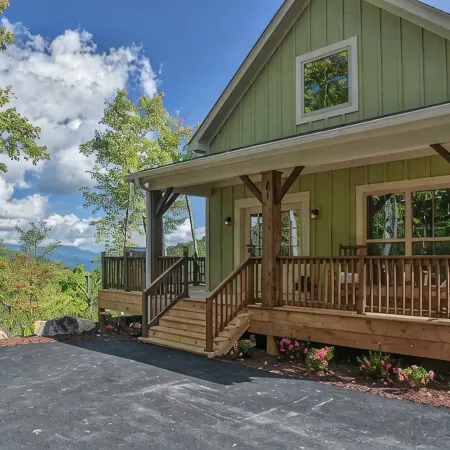 Luxury 2 Bedroom, Mountain Views, Hot Tub, Hiking