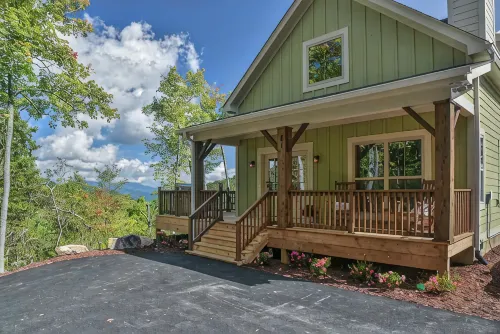 Luxury 2 Bedroom, Mountain Views, Hot Tub, Hiking