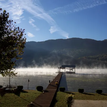 Tennessee River Bed and Breakfast Retreat! Lakefront! No Fees!