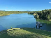 Lakefront Cabin 3 bed, 3 1/2 bath with Private Dock - Chalets