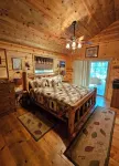 Pinecone Cabin, Couples Retreat, Hot Tub, Pet Friendly, Private! - Chalets