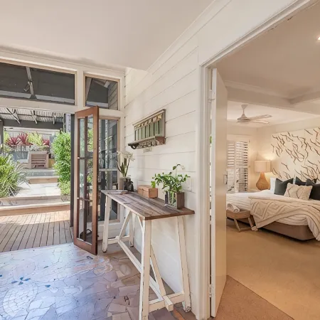 "Summer Salt Sunshine + Pets & HEATED POOL 150m to the beach!