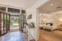 "Summer Salt Sunshine + Pets & HEATED POOL 150m to the beach!