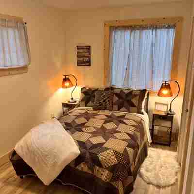 Downtown Bozeman Bungalow, pet friendly with private fenced yard Rooms