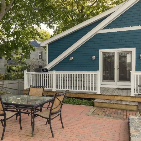 Modern Condo in Historic Marblehead, Walk everywhere, Parking, A/C, Deck & Grill