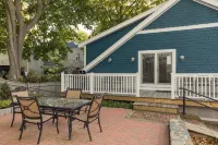 Modern Condo in Historic Marblehead, Walk everywhere, Parking, A/C, Deck & Grill