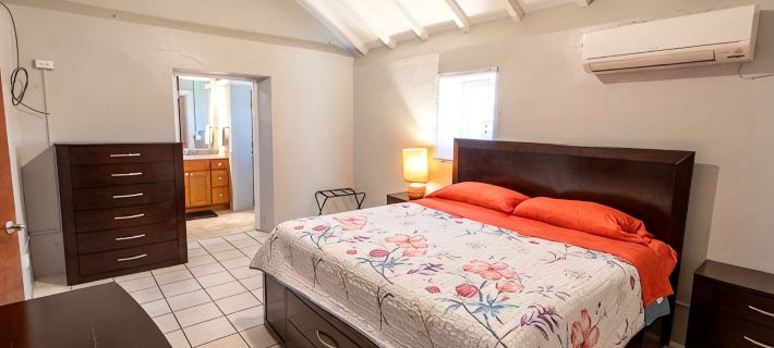 Walk to Cane Bay Beach Cottage - End Unit with Mountain Views Hotéis em Northcentral