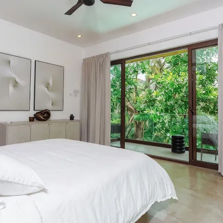 4Br/3.5BA AC Villa, 200m from Beach with Amazing Private Pool, Garden & Parking
