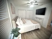 Completely renovated luxury home. Putt putt golf, bocce, etc.  Walk to downtown! - บังกะโล