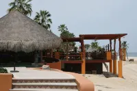 Villa De Cortez Condo!  Beachfront, Sunrises, Fishing and Pickleball await!