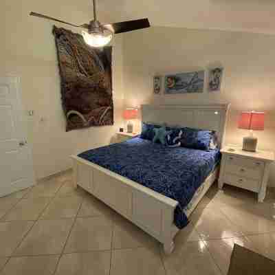 Seven Mile Beach, Cayman Grand 32, 2 bd/2bth condo w/pool at Island Pine Villas Rooms