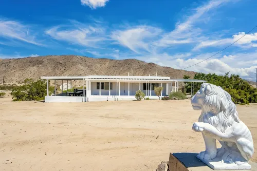 The Joshua Tree Whitmore House + Hot Tub - Homestays