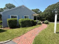 "Your seaside sanctuary: Where Cape Cod charm meets coastal bliss - ห้องครัว