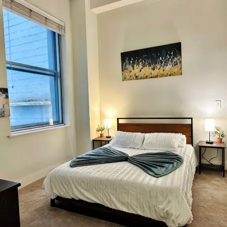 Downtown 2 bedroom Oasis with free parking