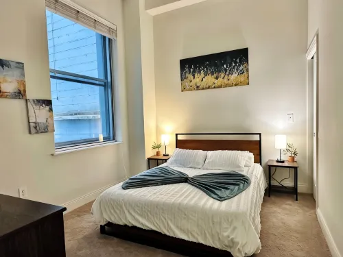 Downtown 2 bedroom Oasis with free parking - 4-Star