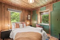 Large Waterfront Cabin-Browns Lake-Hot Tub, EV, Peloton, Pier -  Habitaciones en casas particulares