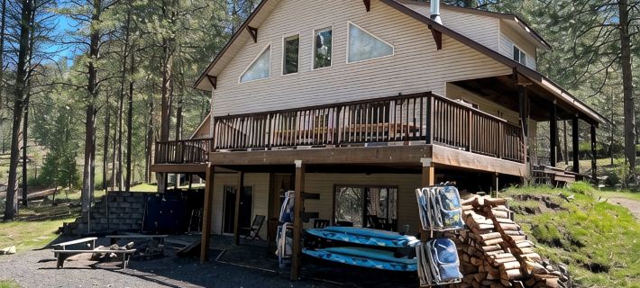 Remote Lake Roosevelt waterfront home Hotels in Stevens County