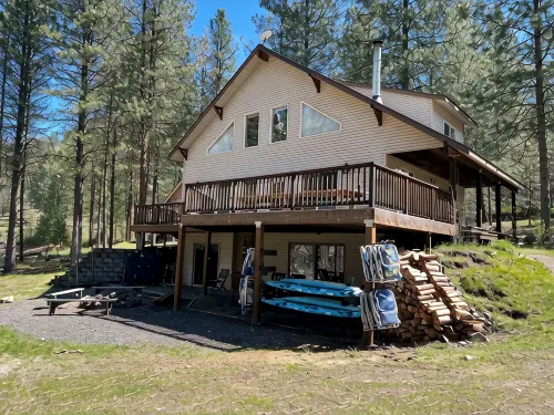 Remote Lake Roosevelt waterfront home - 3つ星