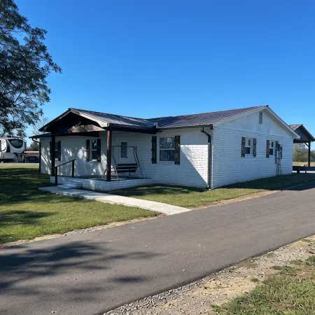 Close to Lake G’VILLE 3-BR house with AC, BOAT BARN-24’x48’, WiFi in Albertville