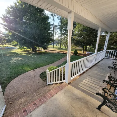 Riverside Getaway - Enjoy Quiet Life Right on the Duck River