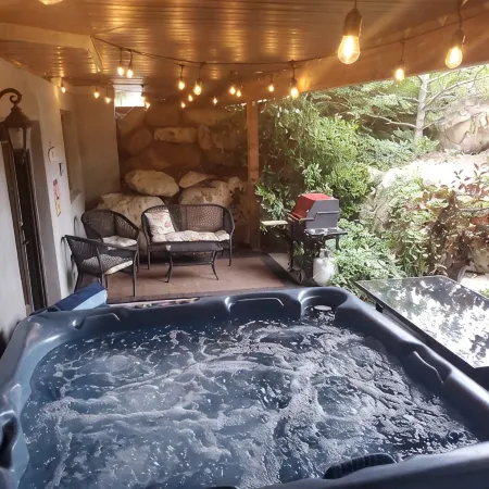 Great Sandy apartment with hot tub and pool table!