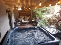 Great Sandy apartment with hot tub and pool table! - Bathtub