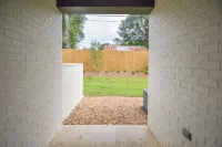 New  3BR/3.5BA condo 1.2 miles from MSU and 1.9 miles from the Cotton District! - WiFi