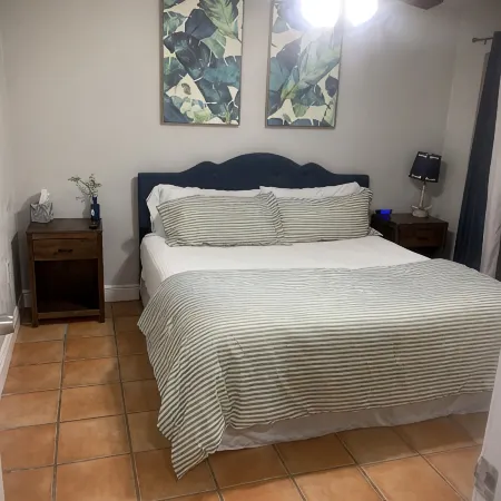 Cozy house centrally located. 3mls to beach,7mls to speedway. Pet friendly