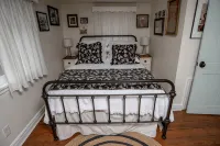 Historic home across the street from the Ozark Mill and Finley Farms property - Homestays