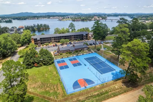 South Shore 1 Bdrm! Gameroom! MiniGolf, 2 Pools, Pickleball, Tennis, Etc! - 4-Star