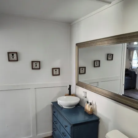One bedroom cabin with an extra loft sleeping space minutes from the Frio River!