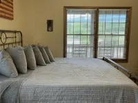 Sensational Sunrise Views overlooking golf course w/ incredible mountain views! Hotels in Townsend