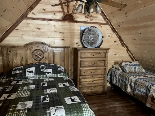 2 bedroom 1 bath cabin with privacy, 1 mile from main highway - 2-Star