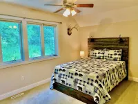 Scenic View Lodge- w/ Hot Tub & Pool - Wifi