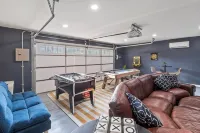 Waterfont LBJ Escape - Dock, Hot Tub & Sleeps 13 - 부티크