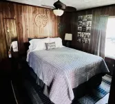 Cozy Cabin with Screened Porch and Fishing Dock on Lake D'Arbonne - Wifi