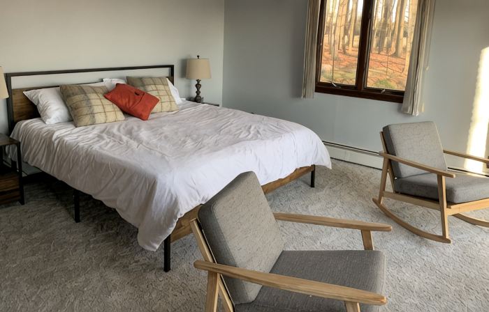 Creek side retreat and breathtaking views! Moments from hunting and fishing!