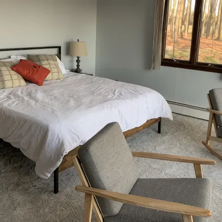 Creek side retreat and breathtaking views! Moments from hunting and fishing!