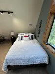 Secluded cabin on the water with jetski, hottub & kayak! Pets OK & early checkin - 4-نجوم