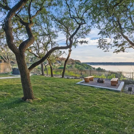 Blue Vista, lake view, hot tub, fire pit, covered patio