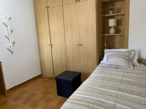 Ideally located 3-bedroom apartment with air conditioning and parking. -  Ferienwohnungen