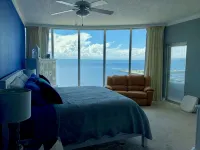 Floor to Ceiling Windows Overlook the Gulf of America's Pristine White Beaches - salle de sport