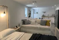 Stylish Tarrytown Studio - Walk to Train & Main St - Wifi