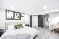 Spacious & Modern 10 Guest Retreat Near Downtown & North Hills w/ Fenced Yard - Bungalow